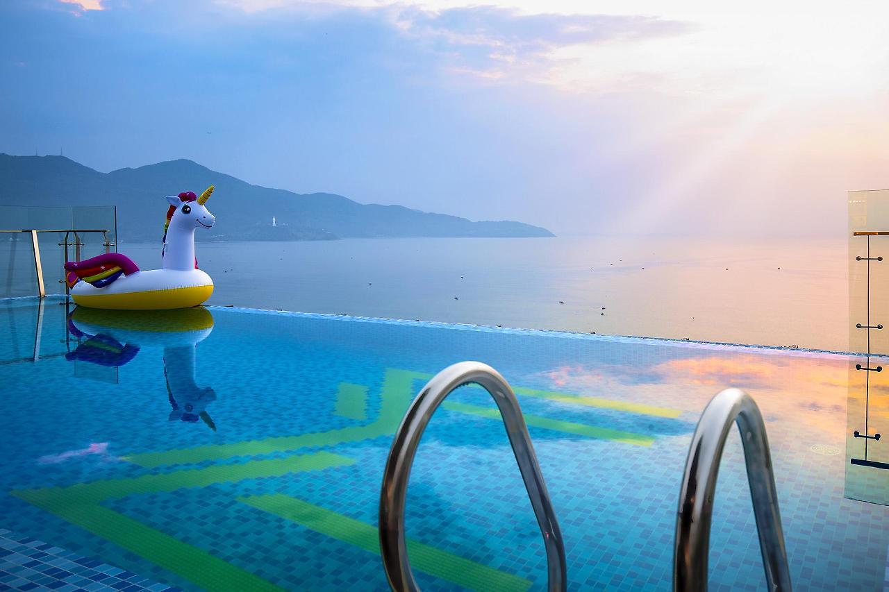 Maximilan Danang Beach Hotel Zewnętrze zdjęcie