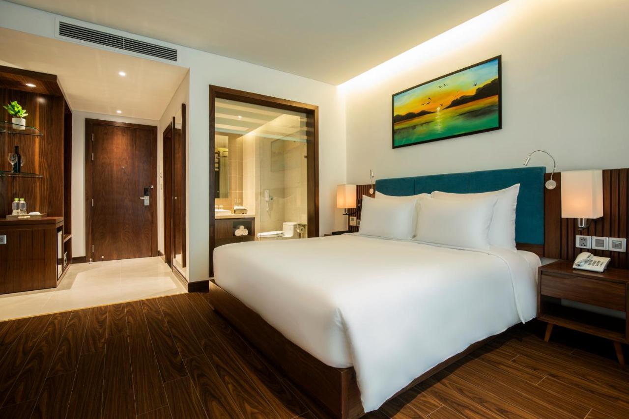 Maximilan Danang Beach Hotel Zewnętrze zdjęcie