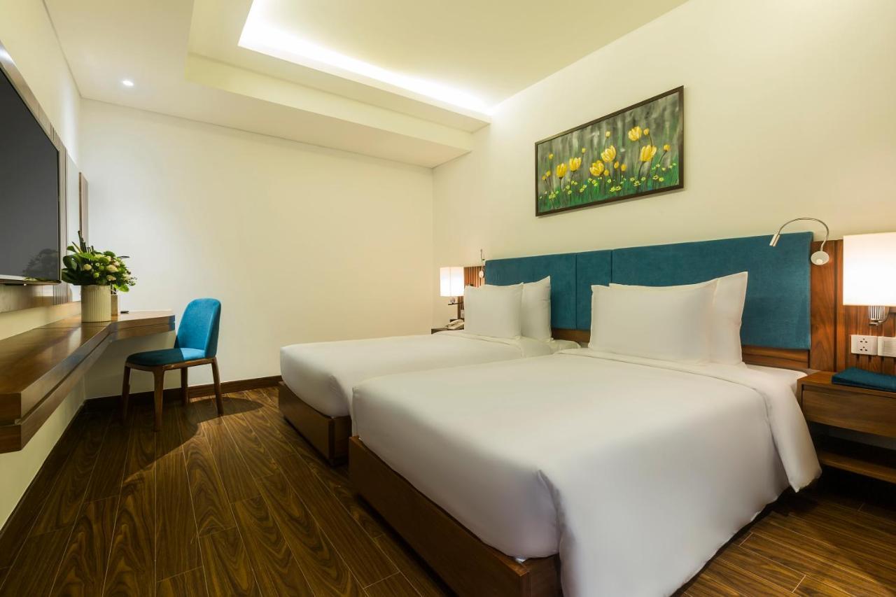 Maximilan Danang Beach Hotel Zewnętrze zdjęcie