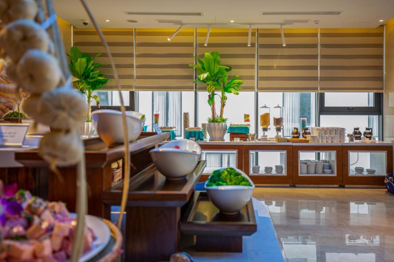 Maximilan Danang Beach Hotel Zewnętrze zdjęcie