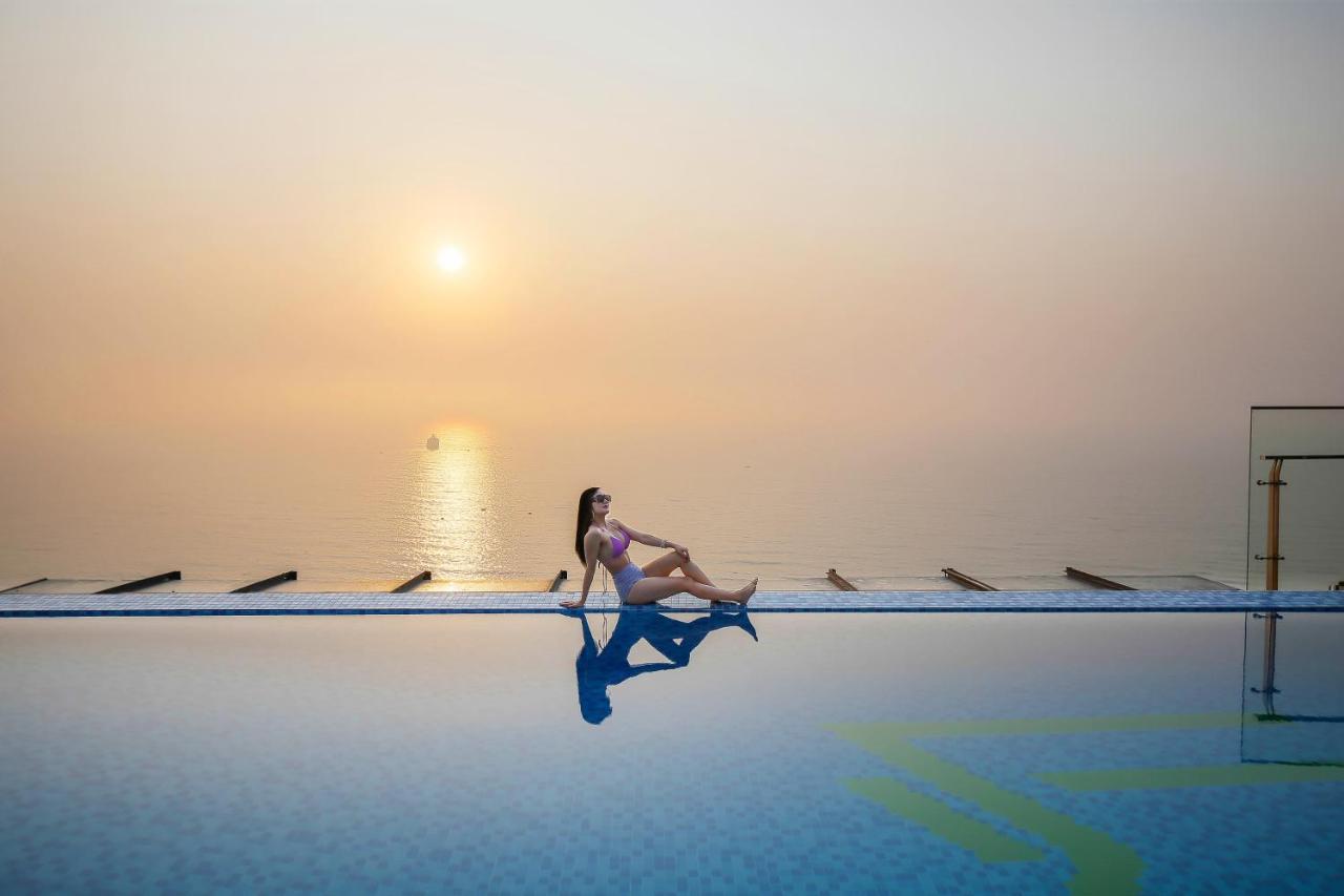 Maximilan Danang Beach Hotel Zewnętrze zdjęcie