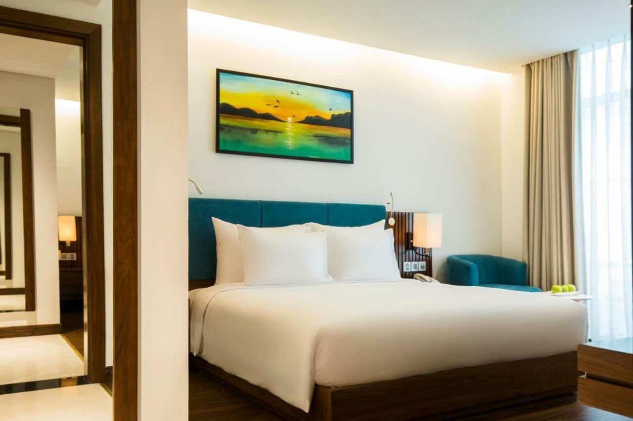 Maximilan Danang Beach Hotel Zewnętrze zdjęcie