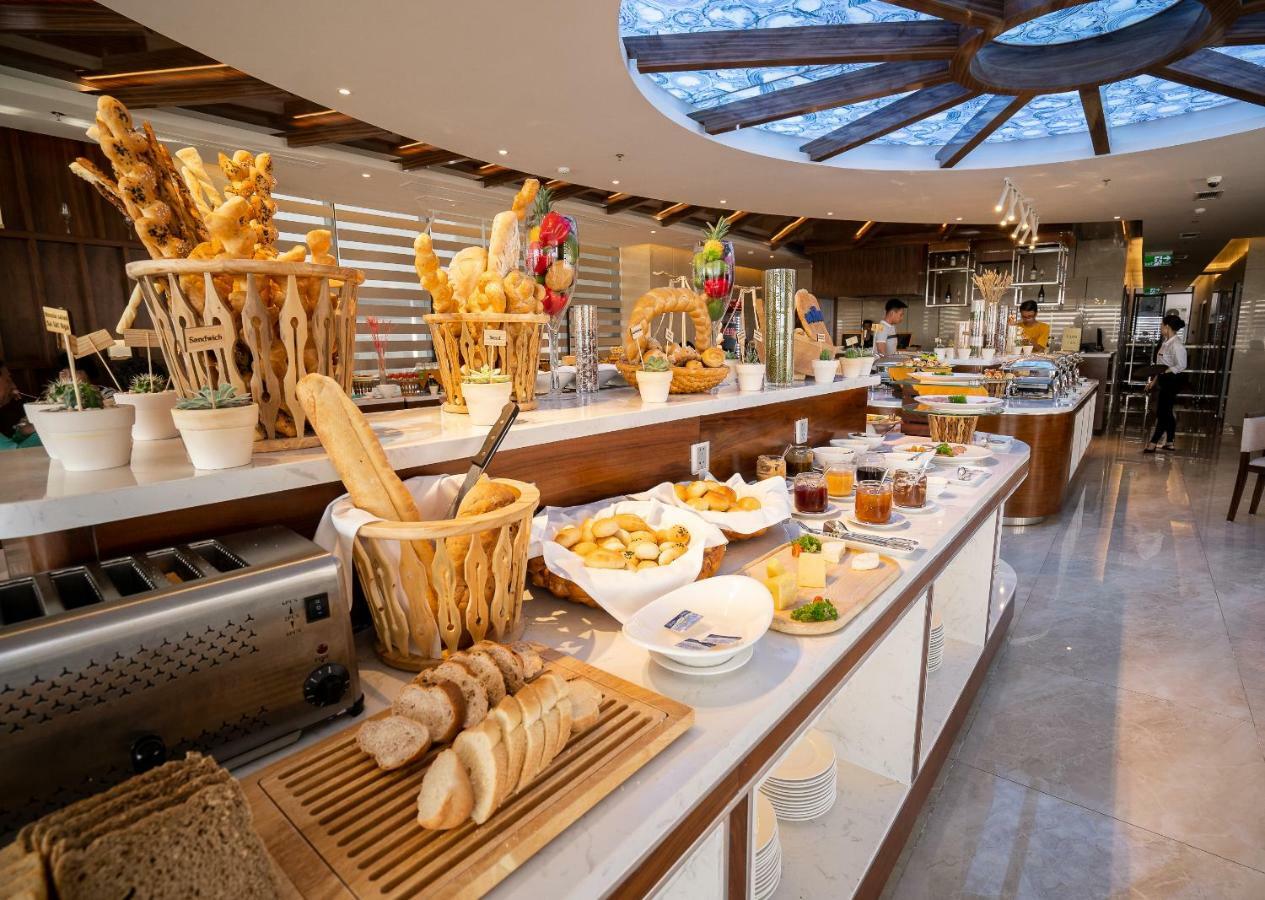 Maximilan Danang Beach Hotel Zewnętrze zdjęcie